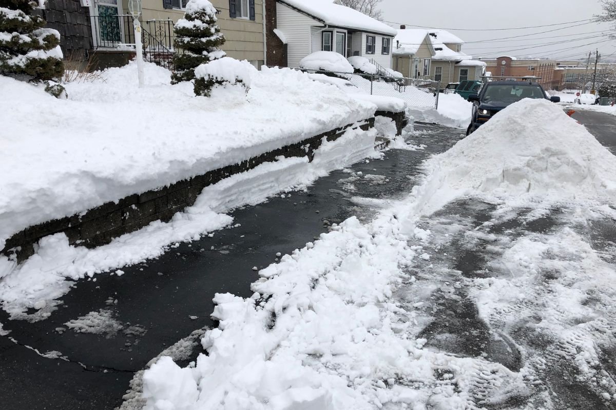 residential-driveway-snow-plowing-result Cleanly plowed residential driveway and front yard after professional snow removal service