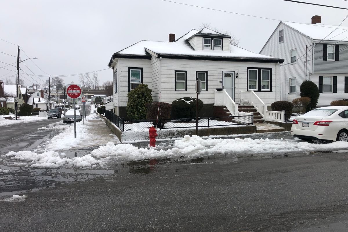 snow-removed-suburban-home-winter-service Suburban residential home property after professional winter snow removal services